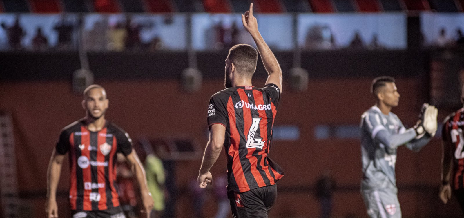 Com gol no último minuto, Vitória bate o CRB e mantém liderança da Segundona