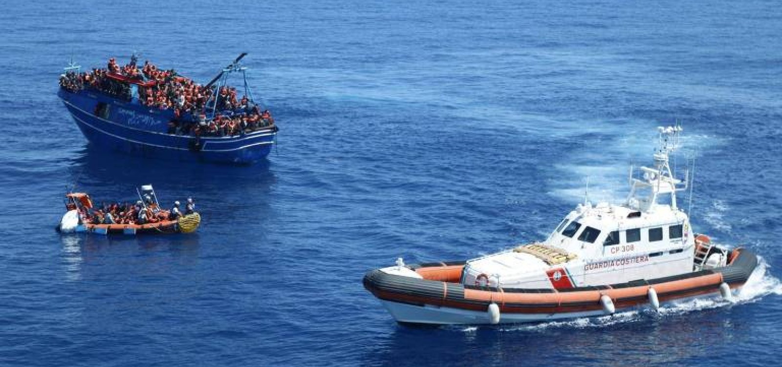 Barco com 599 migrantes é resgatado próximo à costa da Itália