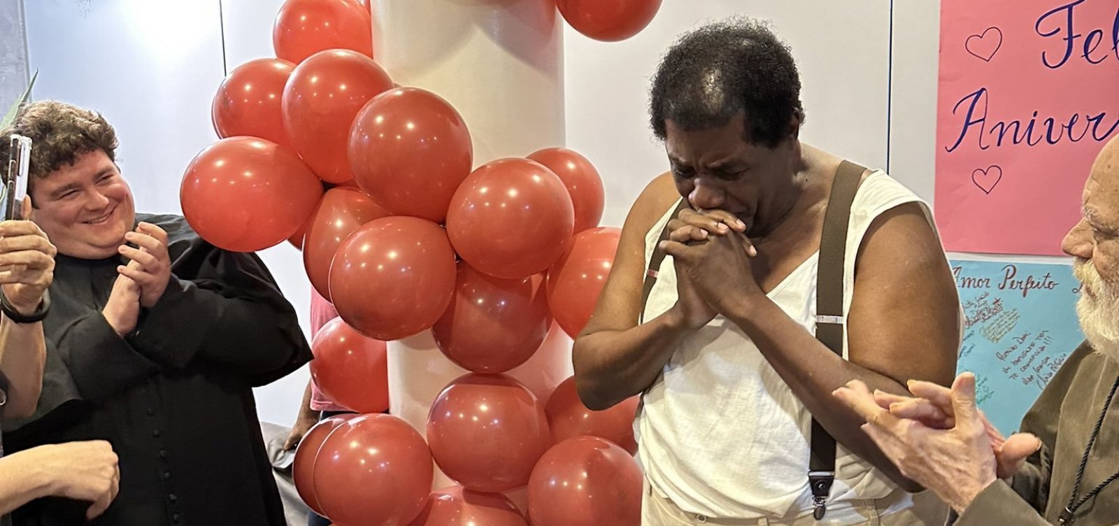 Tony Tornado completa 93 anos e se emociona com festa surpresa de colegas; veja vídeo