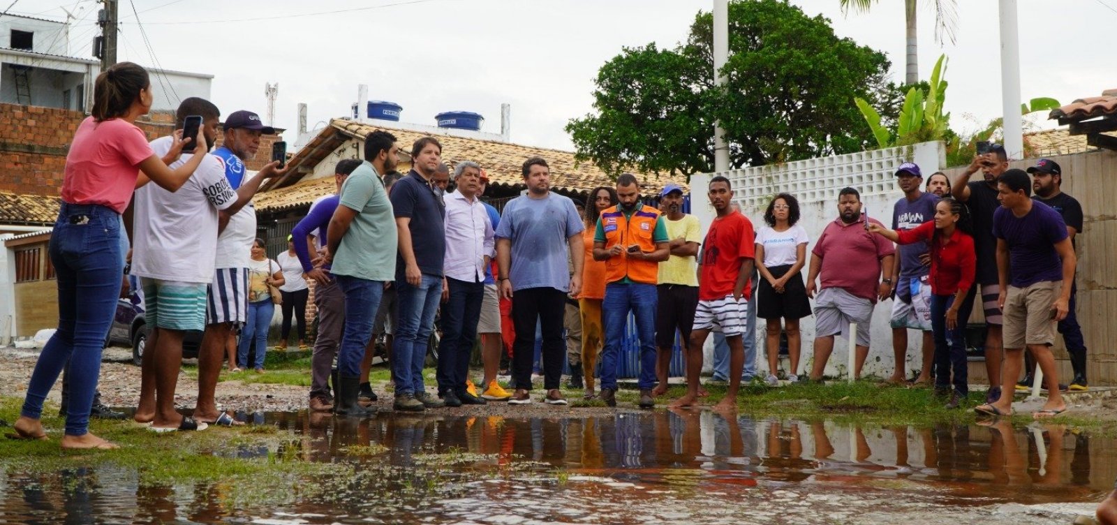 Jerônimo faz visita a Subaúma e se compromete a atender às necessidades das vítimas da chuva