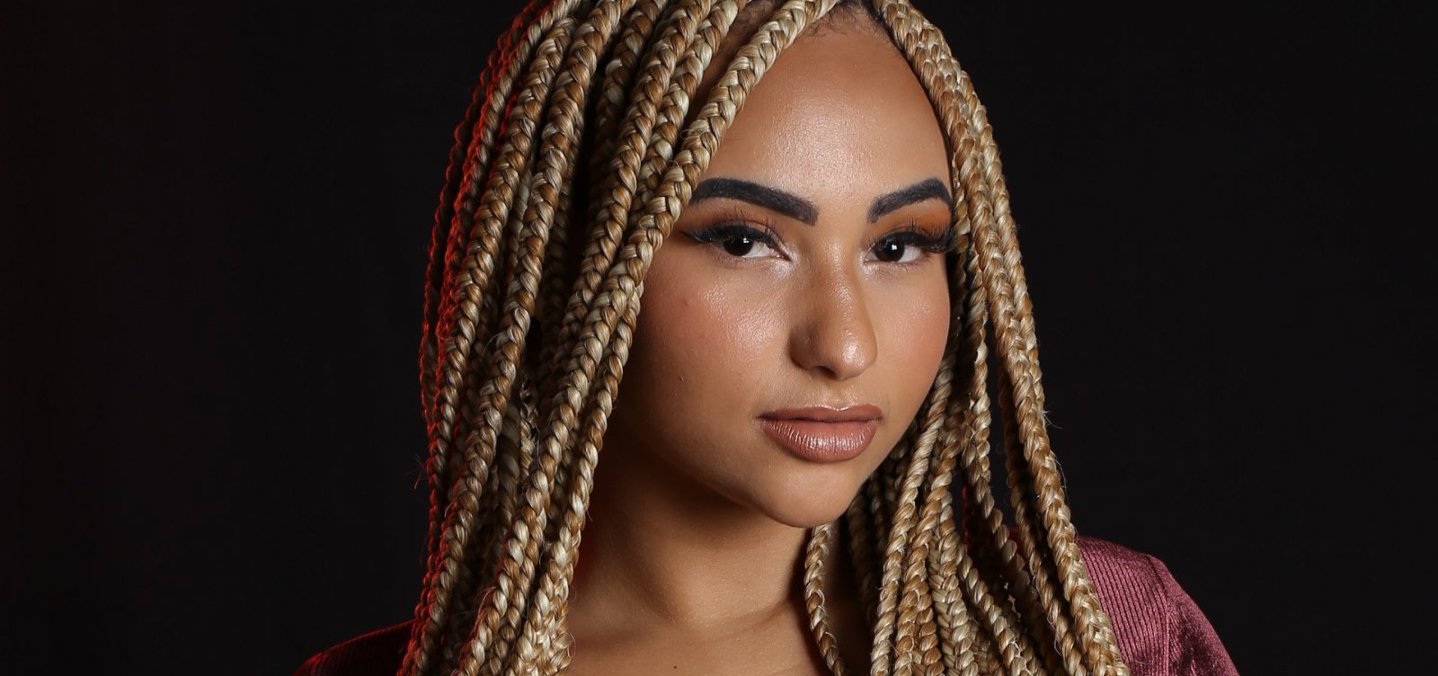 Humorista e cantora, Laizza é a convidada na edição desta terça do Aí vêm elas