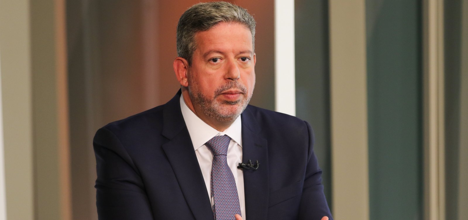 Lira avisa governo que não vai interferir na votação de reestruturação dos ministérios