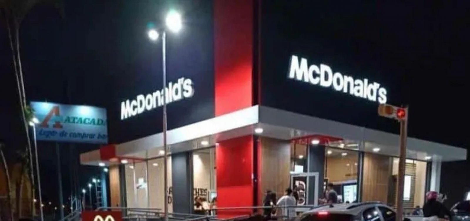 Homem vai a drive-thru de McDonald's em charrete guiada por cavalo 