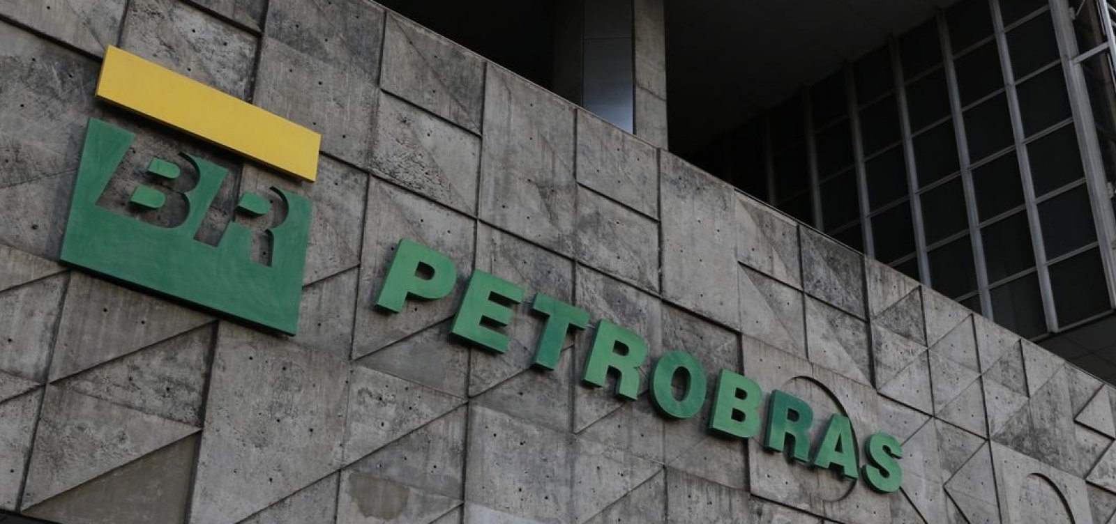 Petrobras retoma programa de estágios com bolsa-auxílio de R$ 1,8 mil