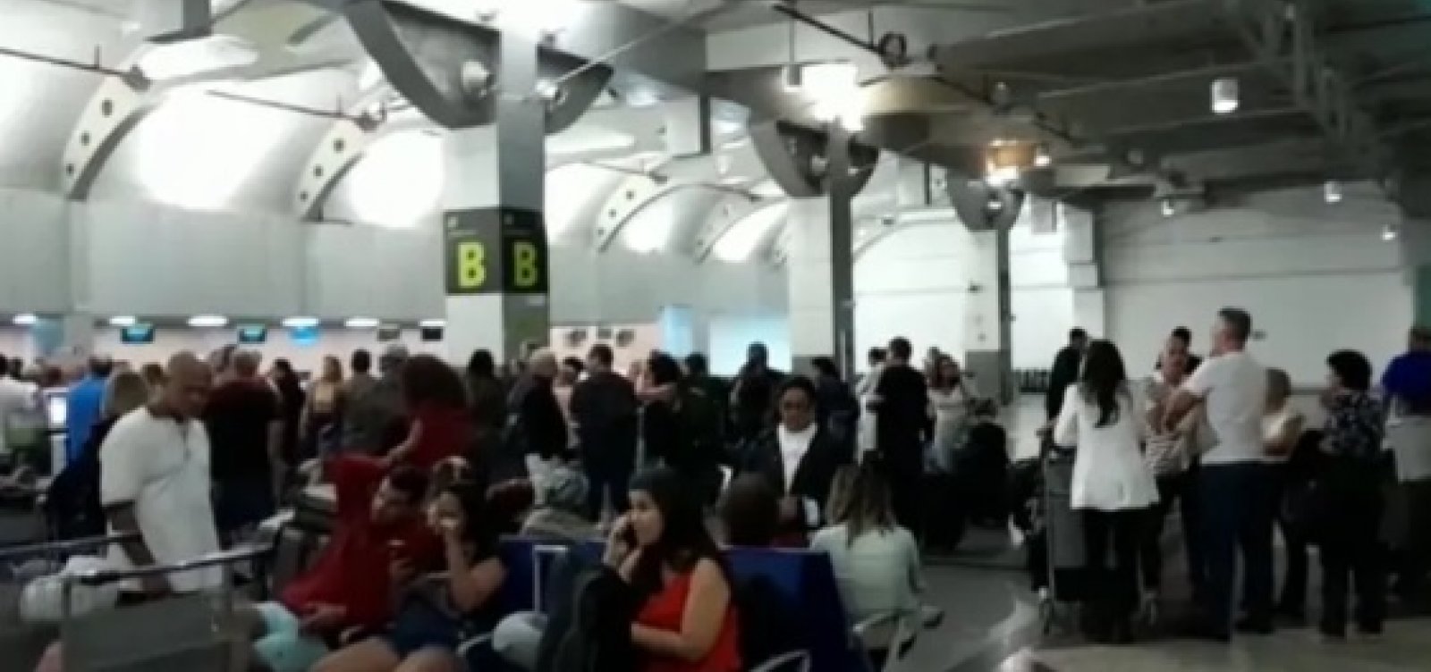 Aeroporto de Salvador fecha para pousos e decolagens após problema operacional