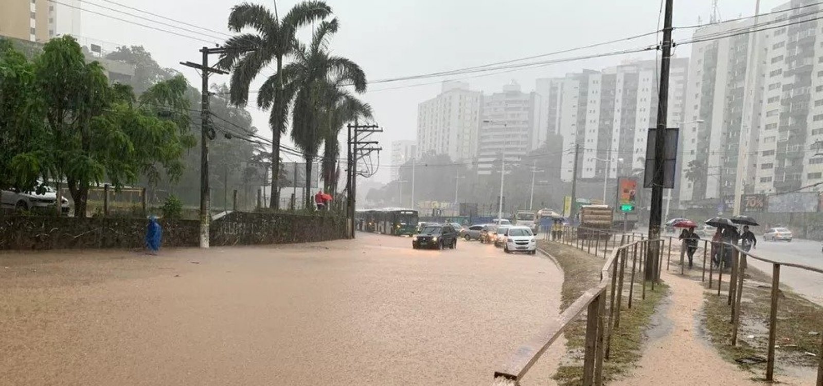 Salvador amanhece com fortes chuvas e alagamentos nesta quarta-feira