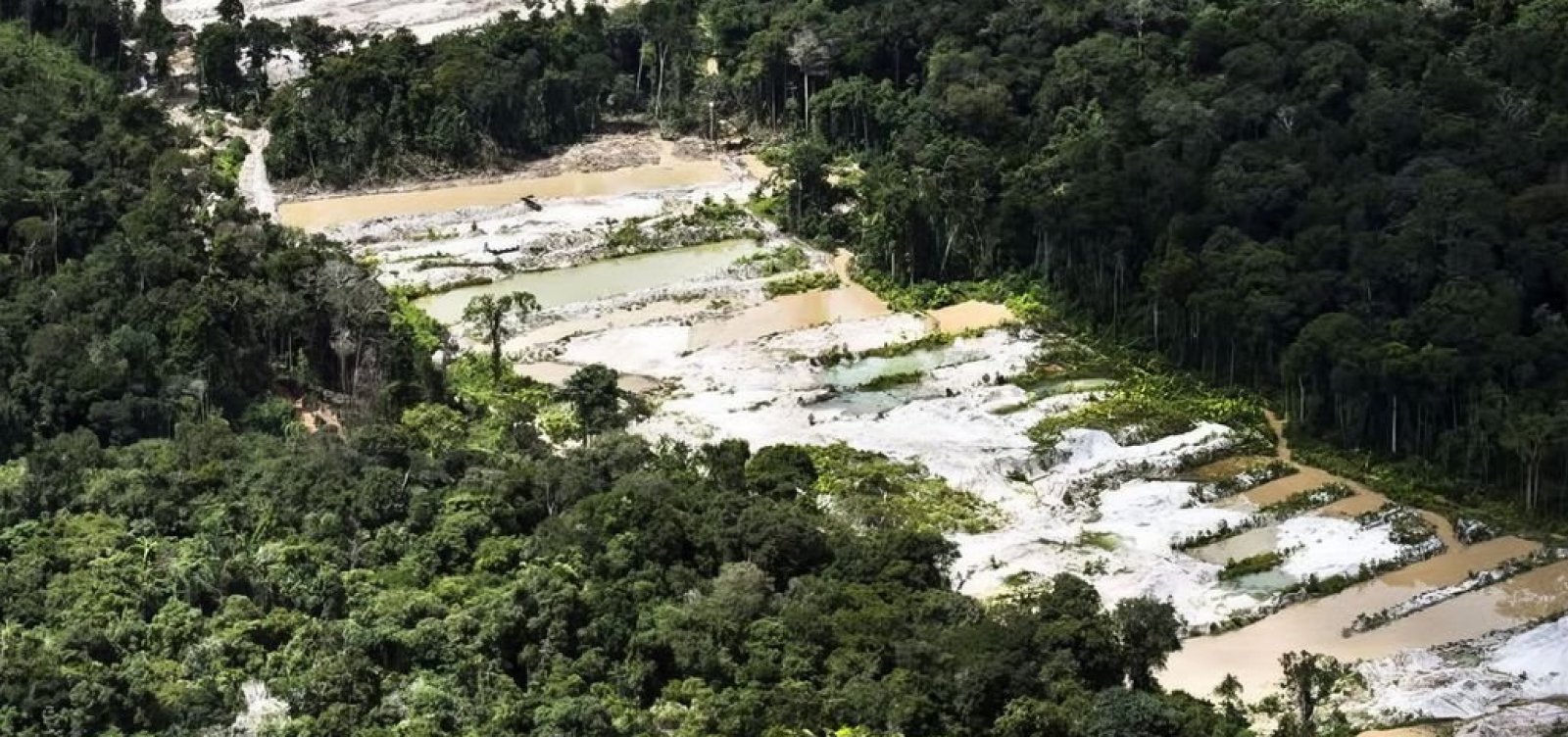 For&ccedil;a-tarefa destr&oacute;i dez garimpos ilegais na Amaz&ocirc;nia