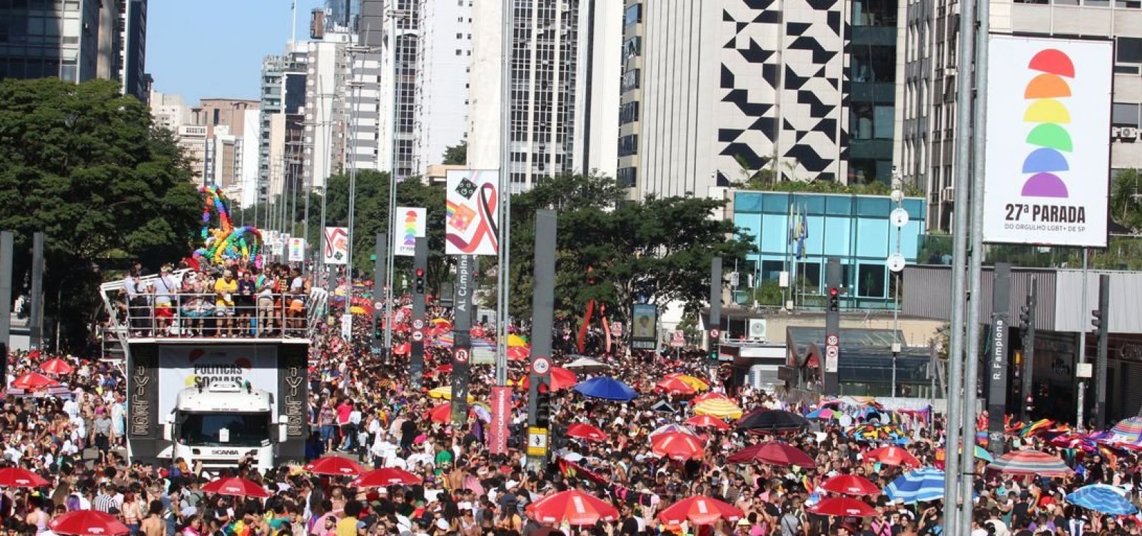 Parada LGBT reúne multidão em luta por políticas e festa na Avenida Paulista