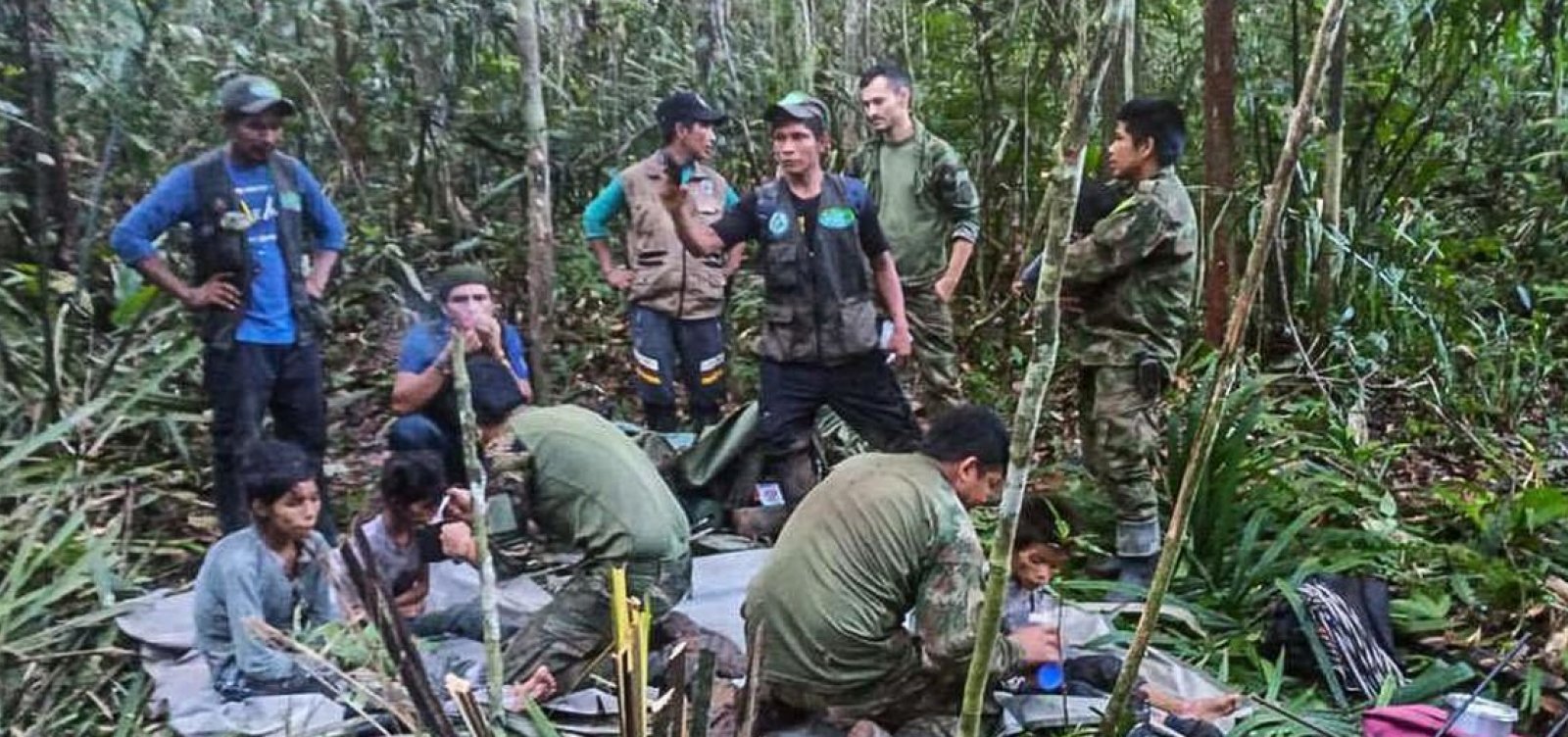Mãe de crianças resgatadas na Colômbia sobreviveu por 4 dias após acidente de avião, diz pai