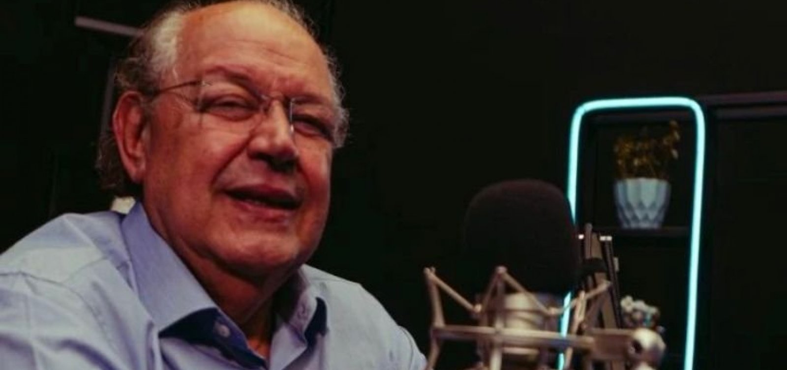 Após conversar com estátua de Ulysses, suplente de Deltan é empossado como deputado