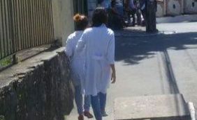 Você Repórter: leitor flagra médicos passeando com jaleco
