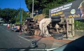 Caçamba tomba em veículo e deixa duas pessoas feridas na Vasco da Gama