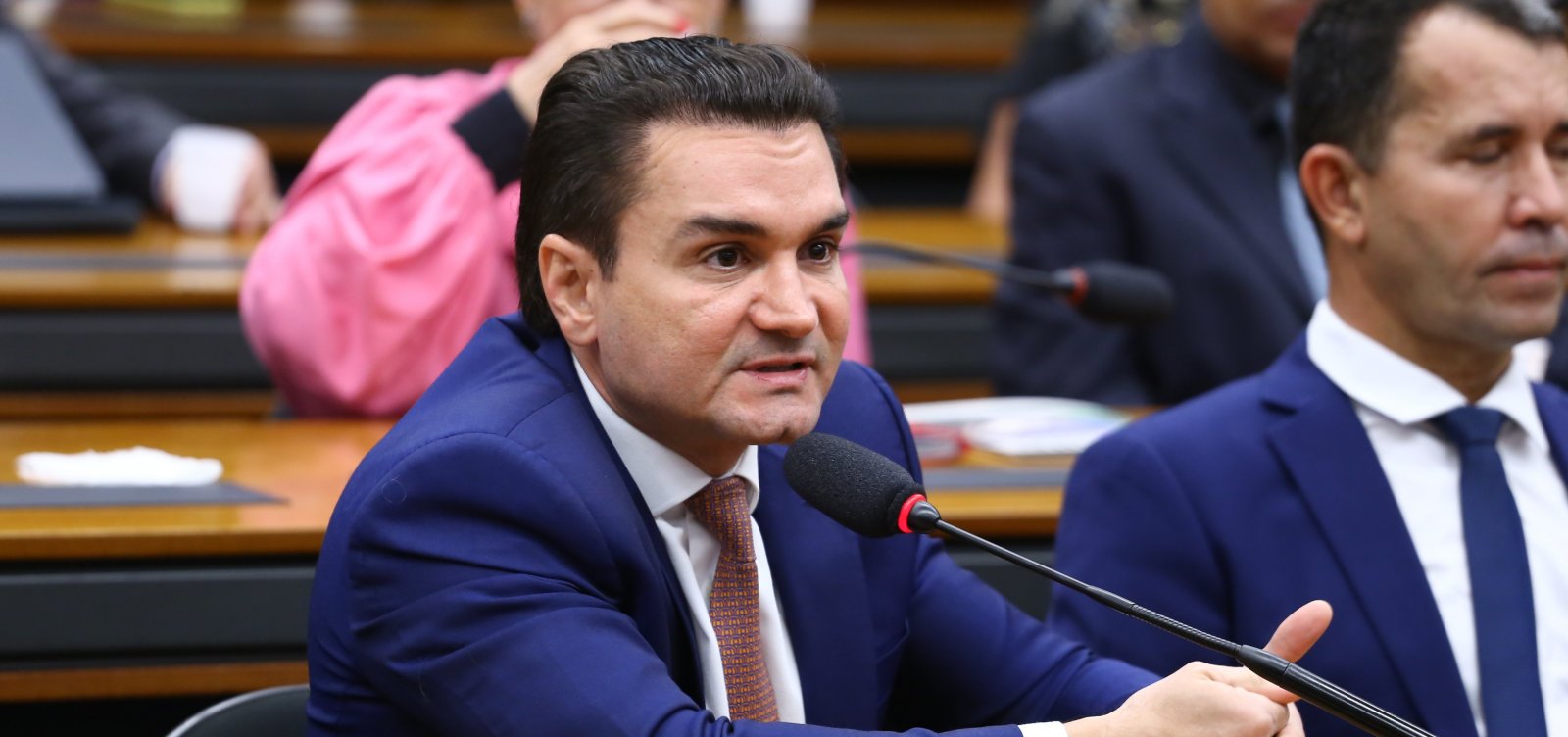 Lula deve se reunir com deputado cotado para assumir o Ministério do Turismo no sábado