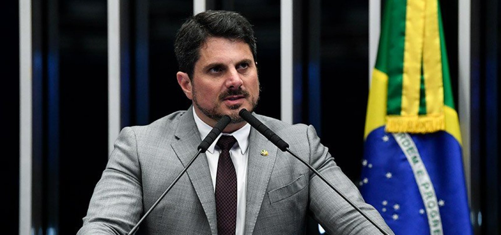 Família Bolsonaro permanece em silêncio após operação da PF contra Do Val; Mourão condena ação
