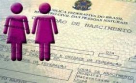 Militante parabeniza Justiça de SP por autorizar registro de dupla maternidade