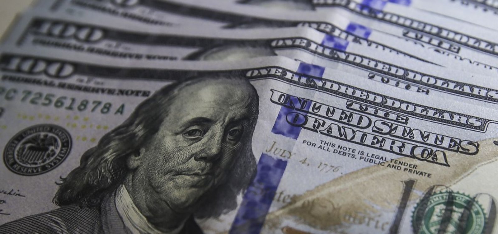 Em semana monetária importante, dólar cai para o menor valor desde 2022
