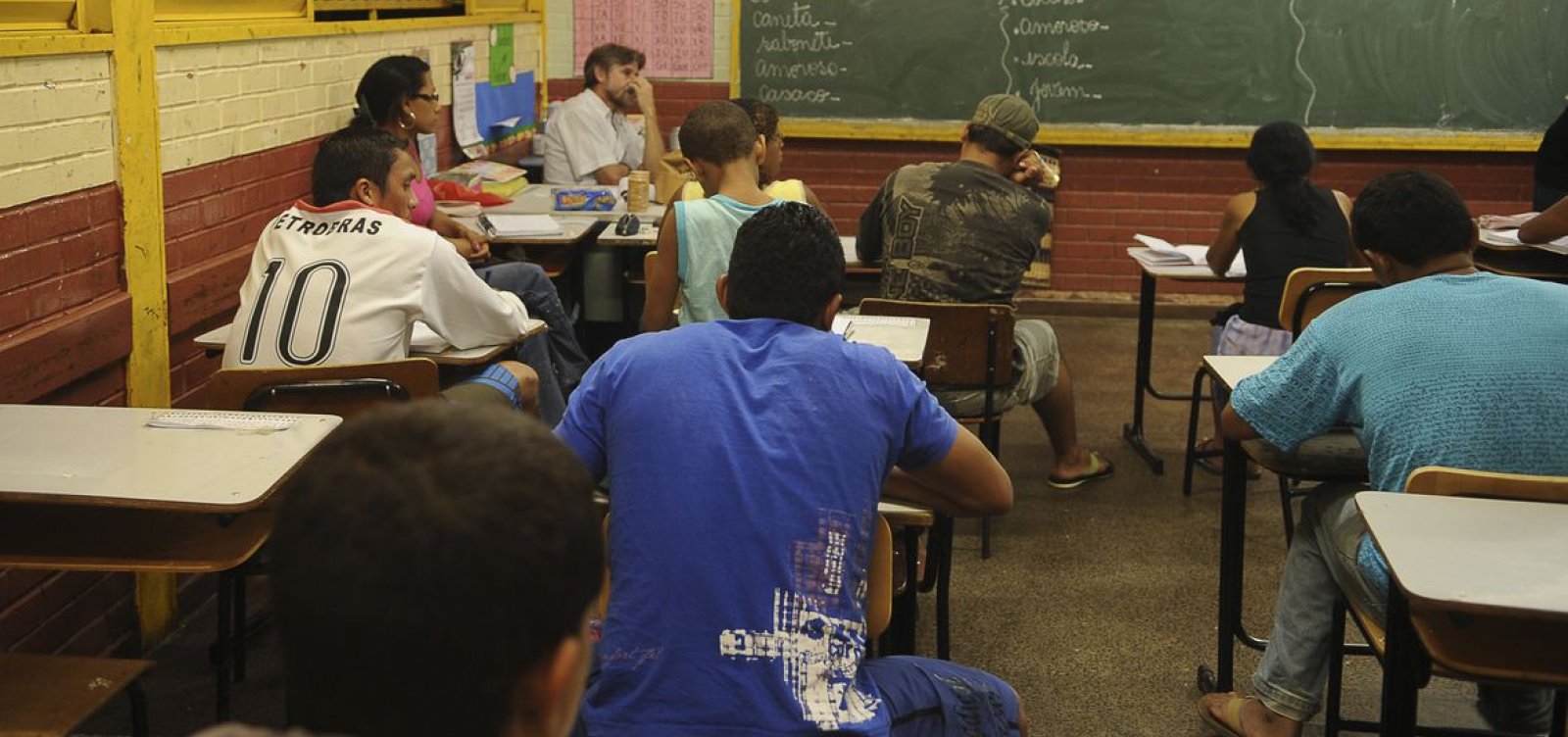 Alunos se distanciam do Enem por problemas estruturais, diz especialista 