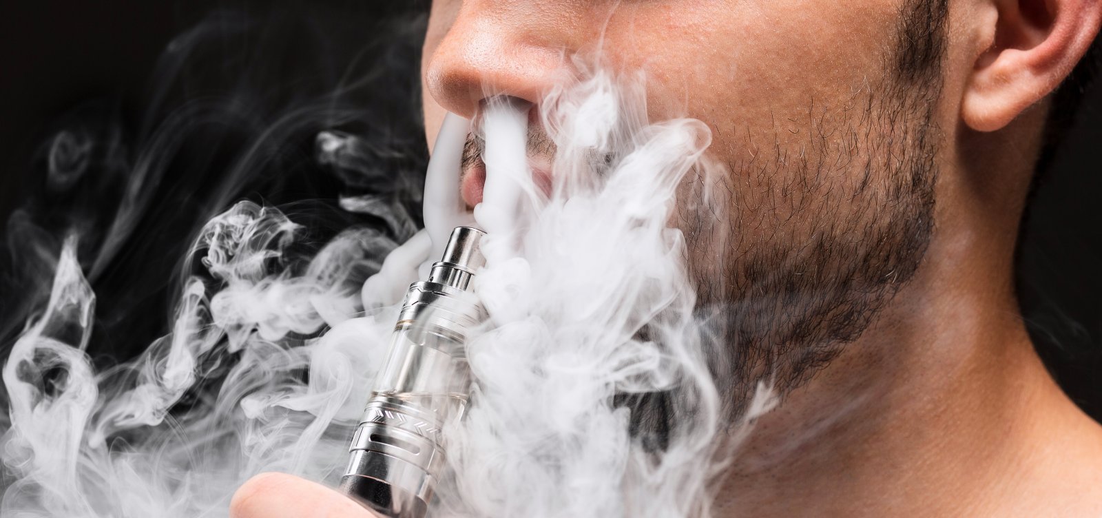 Uma nova praga para os jovens: cigarros eletrônicos viram febre e criam legião de viciados em nicotina