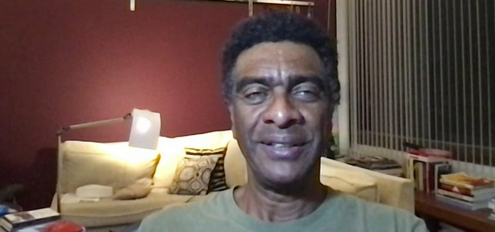 "As pessoas estão paranóicas com o politicamente correto hoje em dia", afirma humorista Hélio de la Peña
