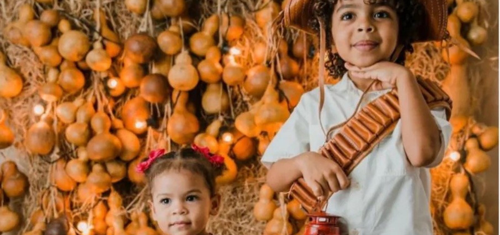 Carlinhos Brown compartilha foto dos filhos caracterizados para São João e enaltece: “é a maior festa brasileira”