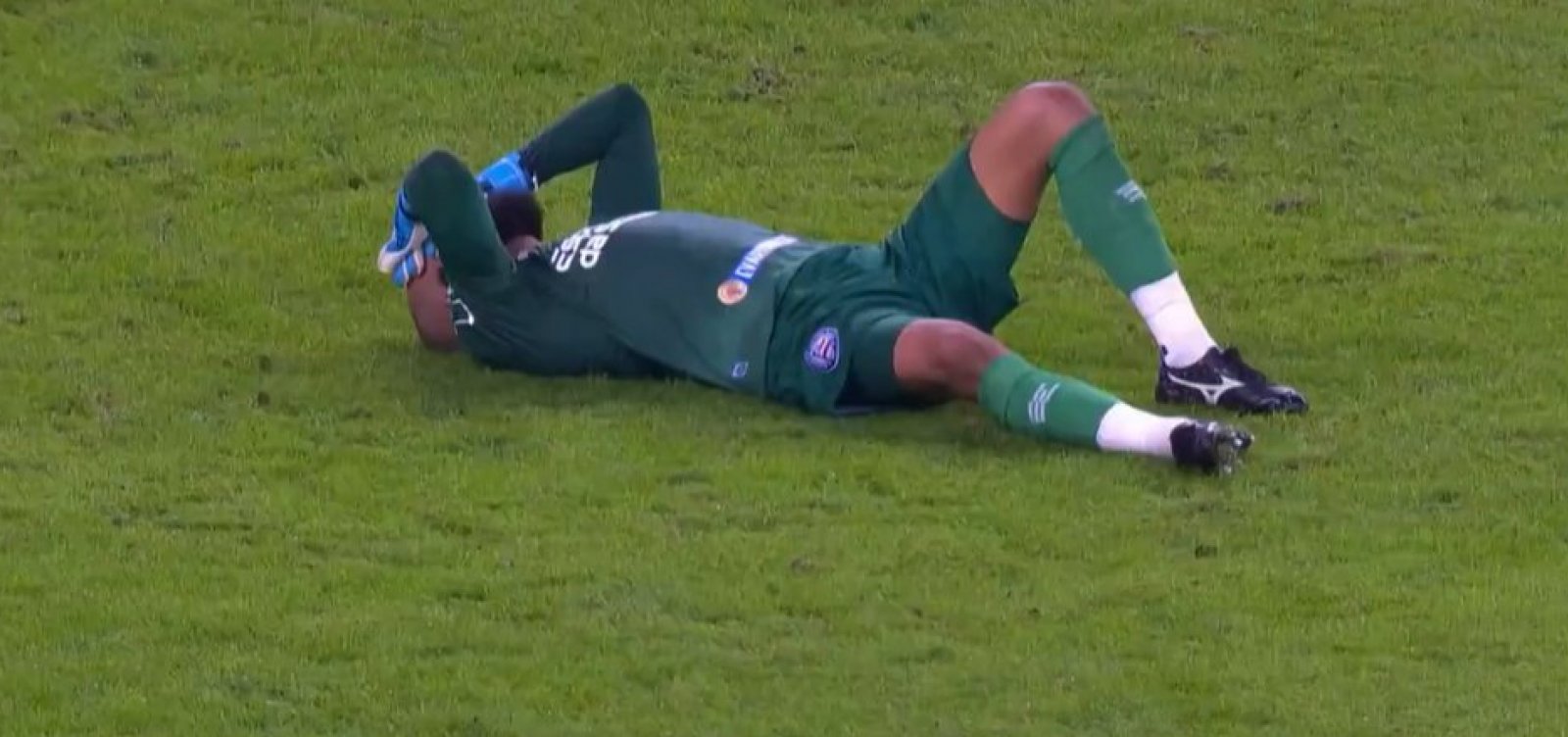 Destaque no 1º tempo contra o Flu, Danilo Fernandes se machuca e deixa o campo em lágrimas