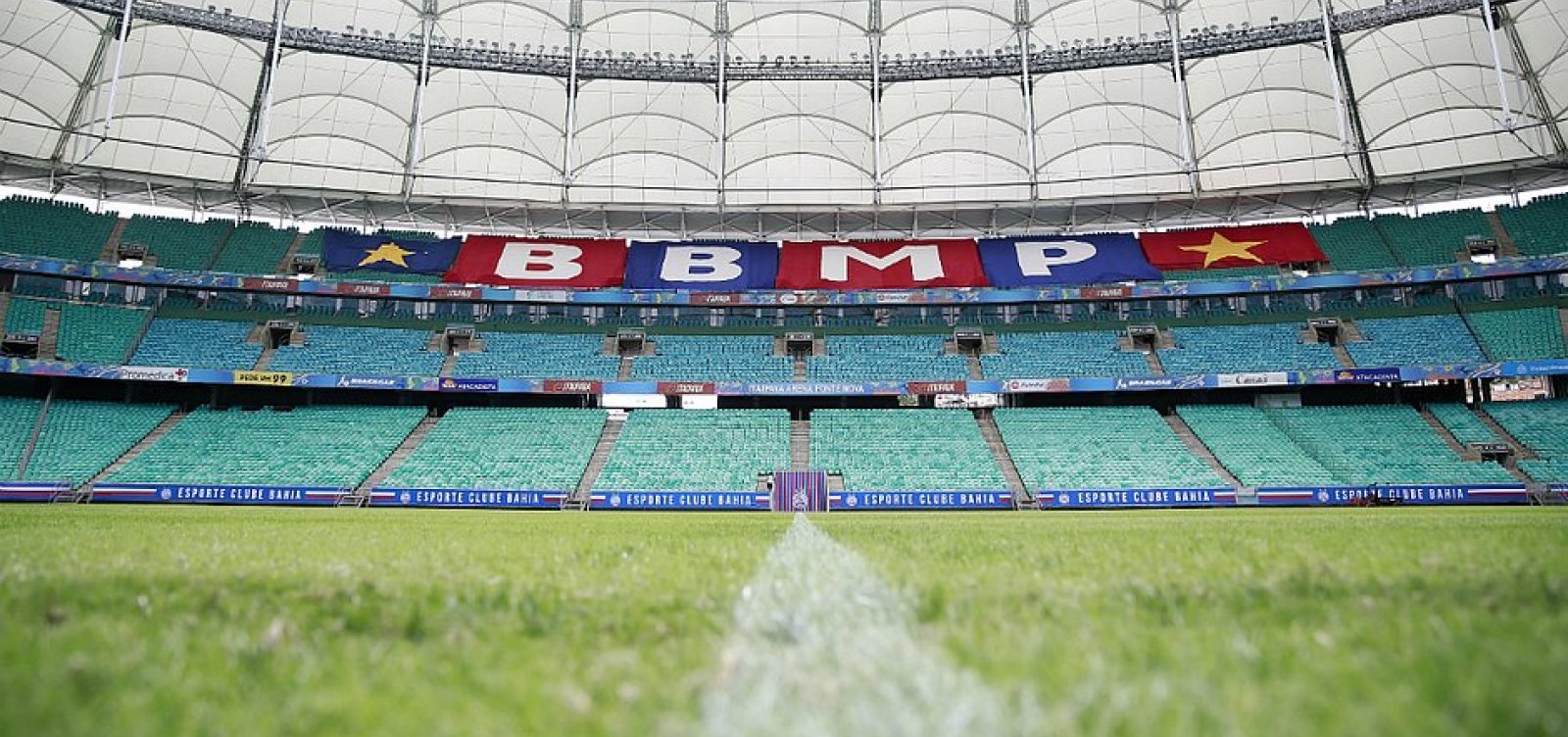 Fonte Nova inicia retirada de cadeiras do setor Norte do estádio