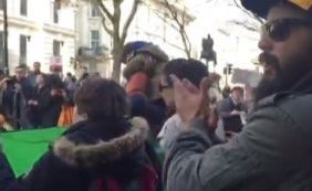 Em Londres, grupo de brasileiros realiza protesto contra Dilma e Lula: "Cadeia!"