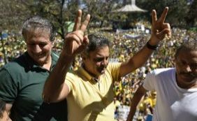 Em BH, Aécio Neves participa de protesto contra Dilma: "Festa da cidadania"
