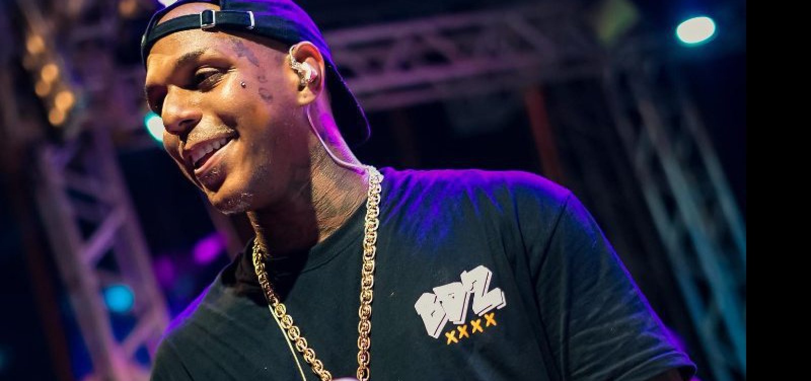 Oh Pol&ecirc;mico desmaia ap&oacute;s show e &eacute; levado para hospital na Bahia