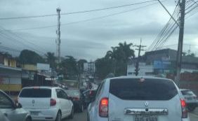 Sem água no bairro, moradores de Sussuarana protestam e fecham via