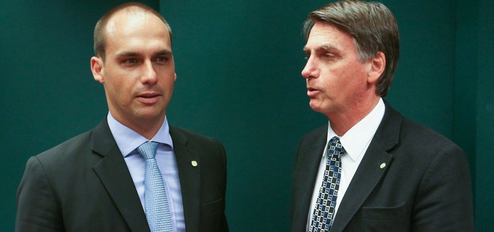 Jair e Eduardo Bolsonaro acumulam oito processos e dívida de quase R$ 1,2 milhão 