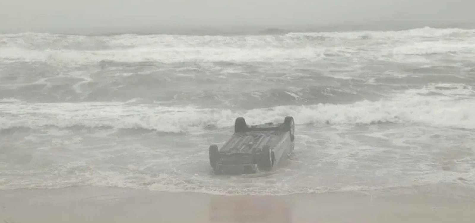 Carro é encontrado capotado dentro do mar de praia de Lauro de Freitas