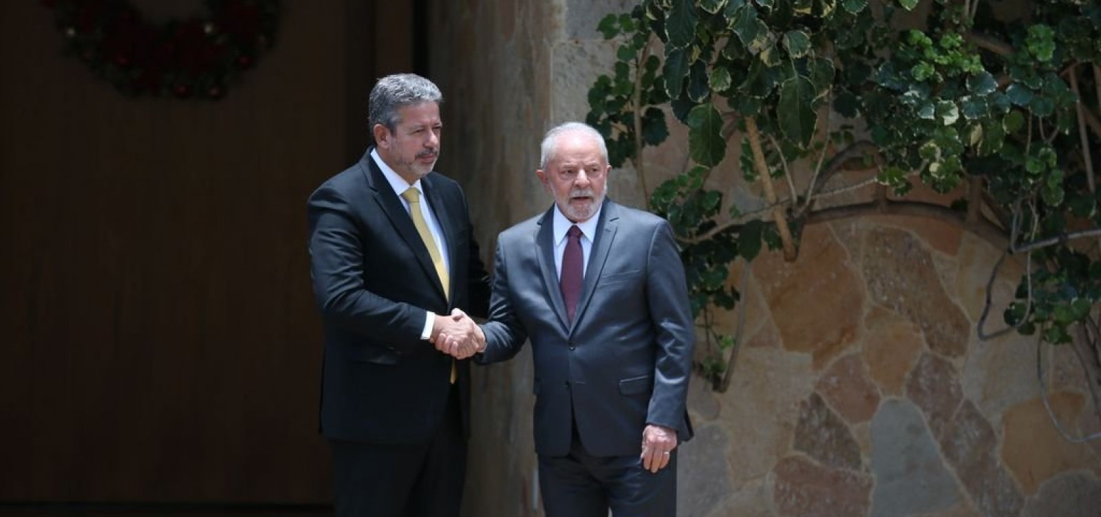 Lula e Arthur Lira iniciam discussões de acordo para centrão passar a integrar base do governo