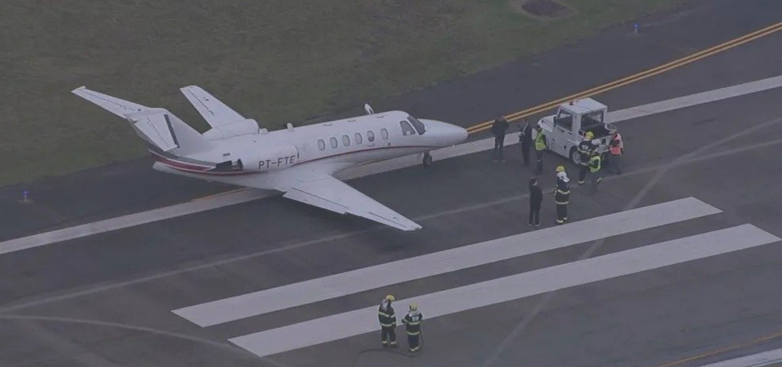 Jatinho particular pousa fora de pista auxiliar em aeroporto de São Paulo