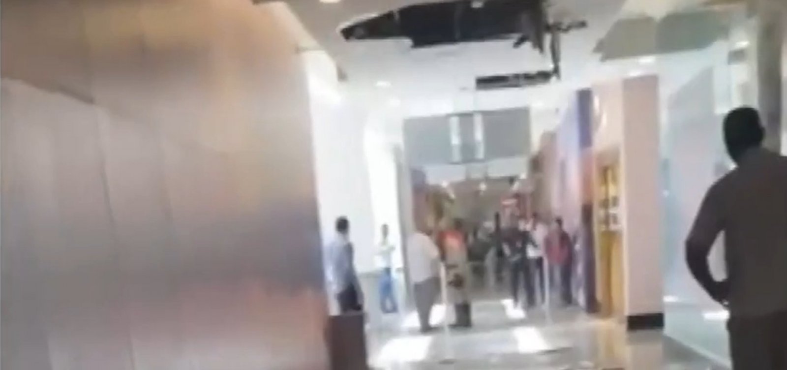 Teto de shopping desaba parcialmente em Salvador após vazamento
