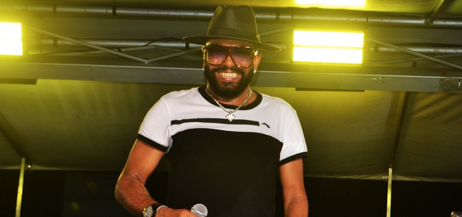 Silvanno Salles, o cantor apaixonado, participa do Aí vêm elas nesta terça