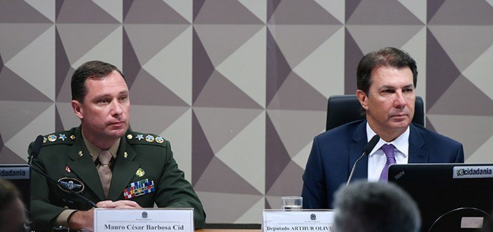 De farda militar, Mauro Cid opta pelo silêncio em depoimento na CPMI do 8 de janeiro