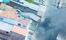 Manifestantes queimam ônibus no bairro do IAPI nesta segunda-feira