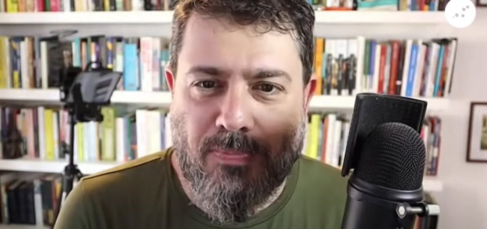 Visão do Exército como poder moderador alimenta cultura golpista no país, avalia Pedro Doria