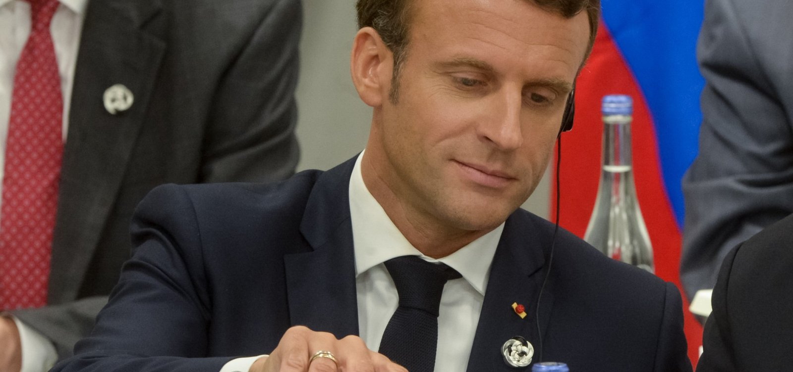 Presidente da França recebe carta com pedaço de dedo em sede do governo