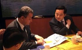 Rui volta da China e anuncia acordos para adiantar obras no estado
