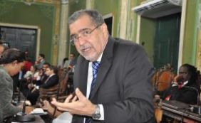Vereador critica novo regulamento para taxistas: “Faz de conta”