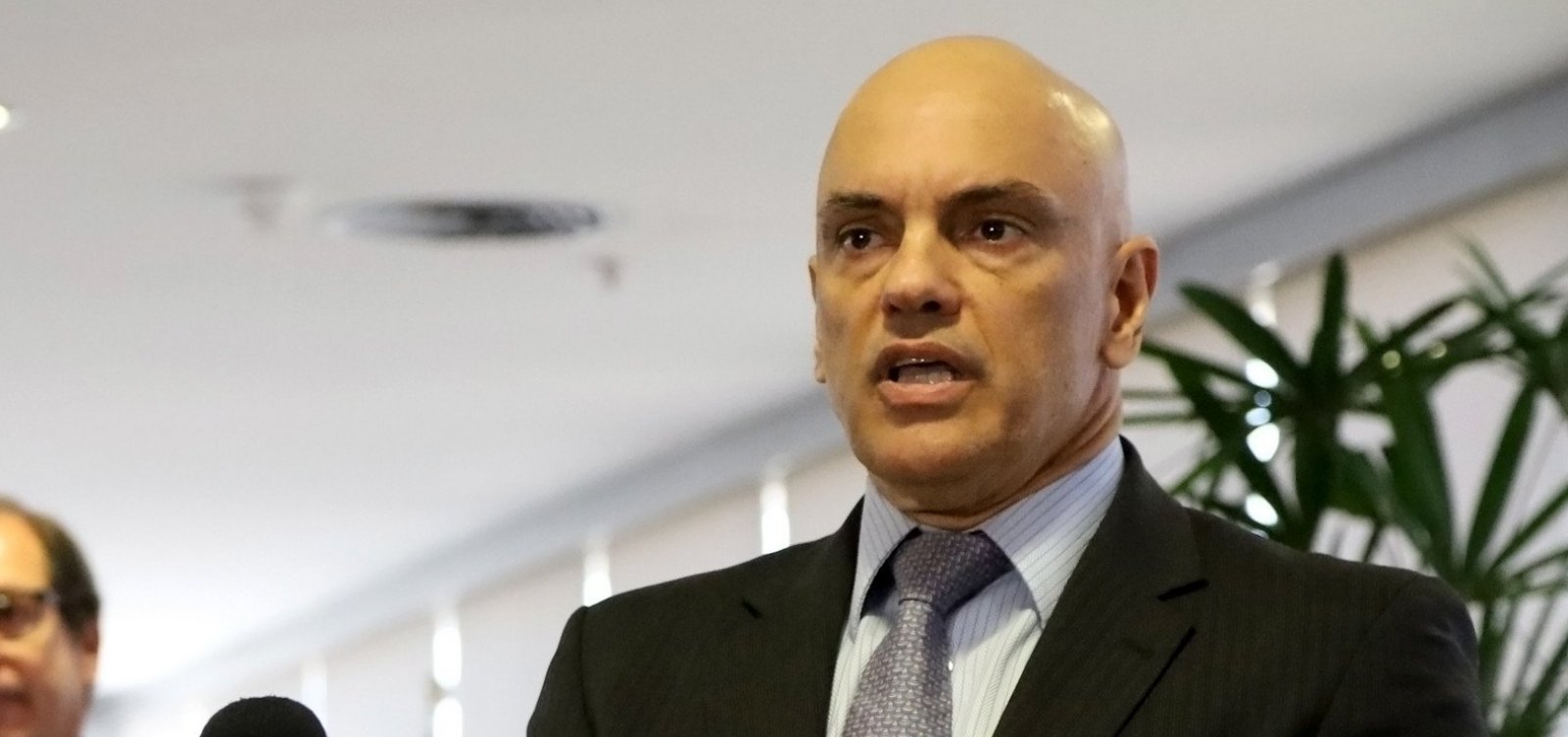 PF apreende celulares e computadores em endereços de casal suspeito de hostilizar Moraes