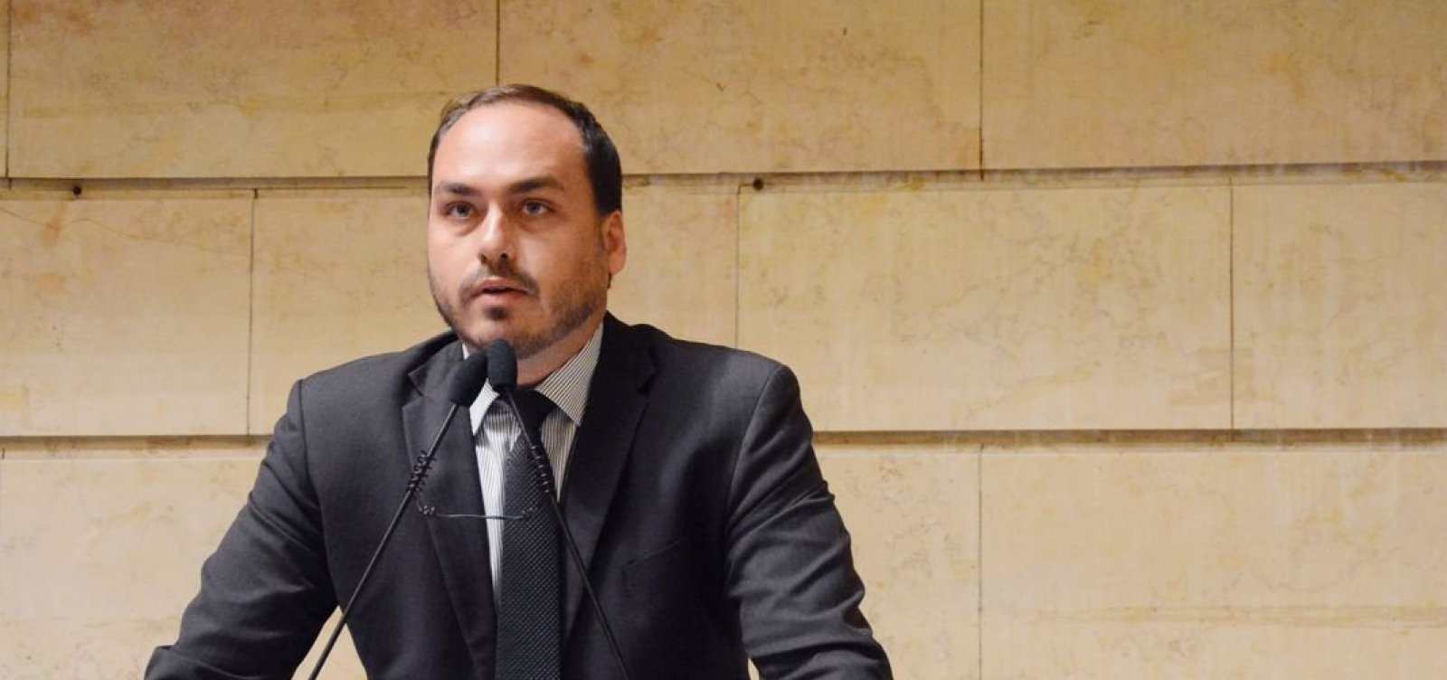 PF nega renovação de porte de arma de Carlos Bolsonaro