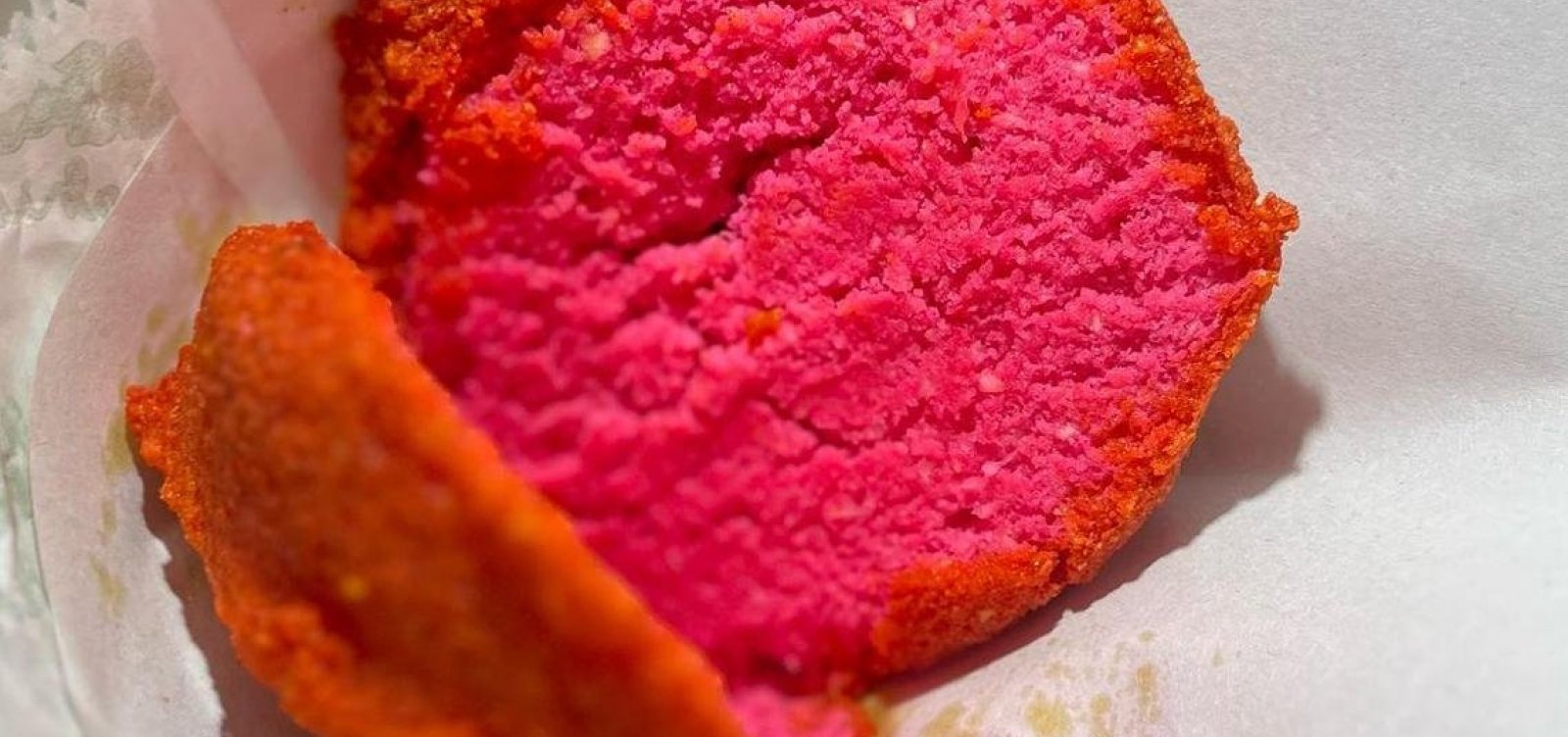 'Onda Barbie': corante rosa usado em acarajé e outros alimentos é prejudicial à saúde, aponta pesquisador