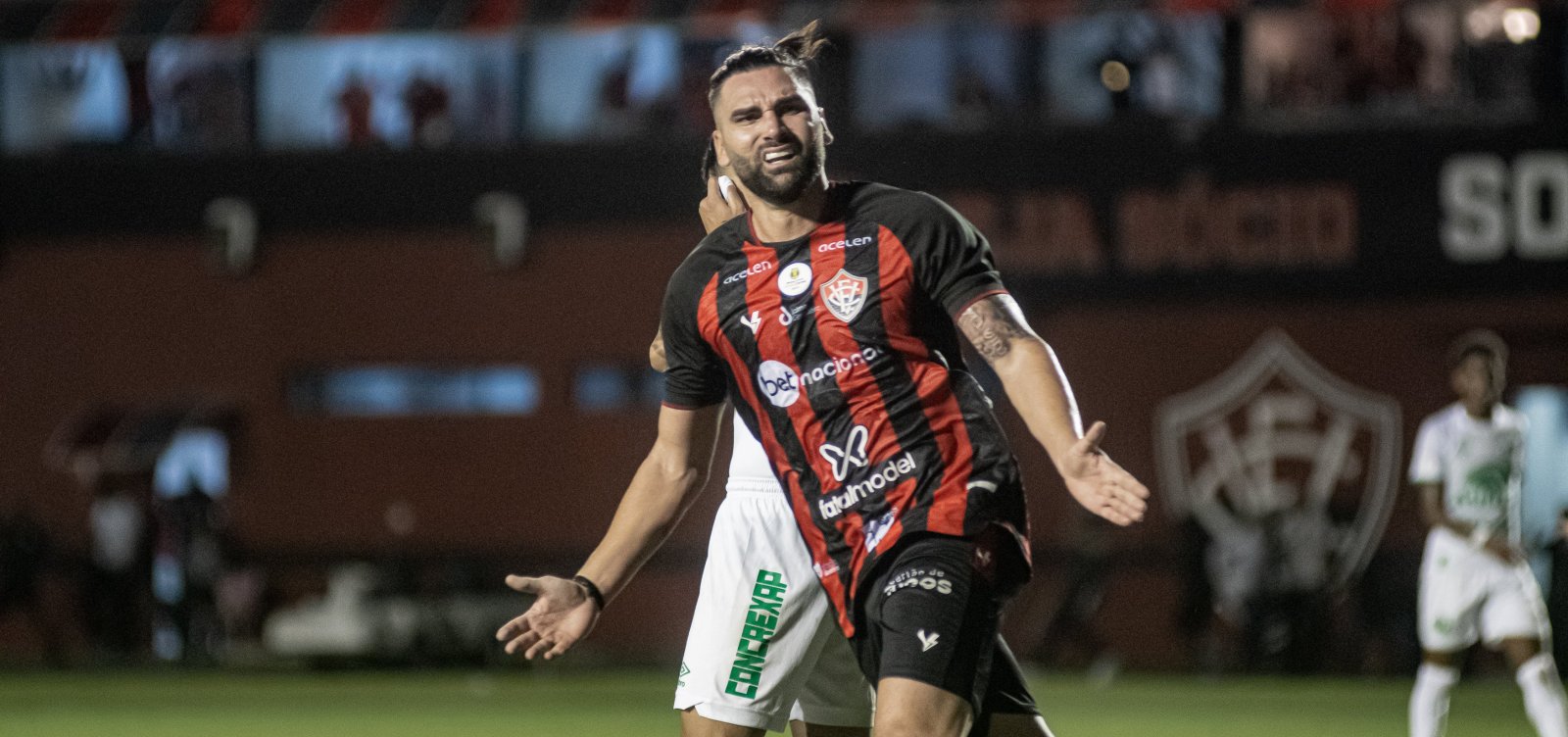 Léo Gamalho marca aos 40, Vitória vence a Chapecoense e fecha 1º turno na liderança da Série B 