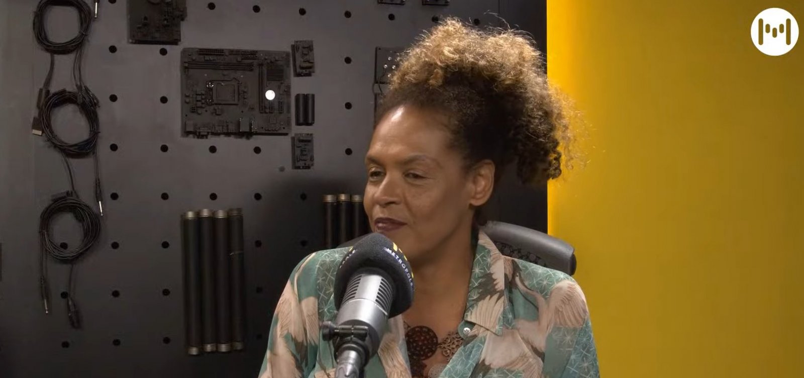 No Revele, Ana Carbatti fala do desafio de encenar peça sobre educação dos filhos em um mundo racista