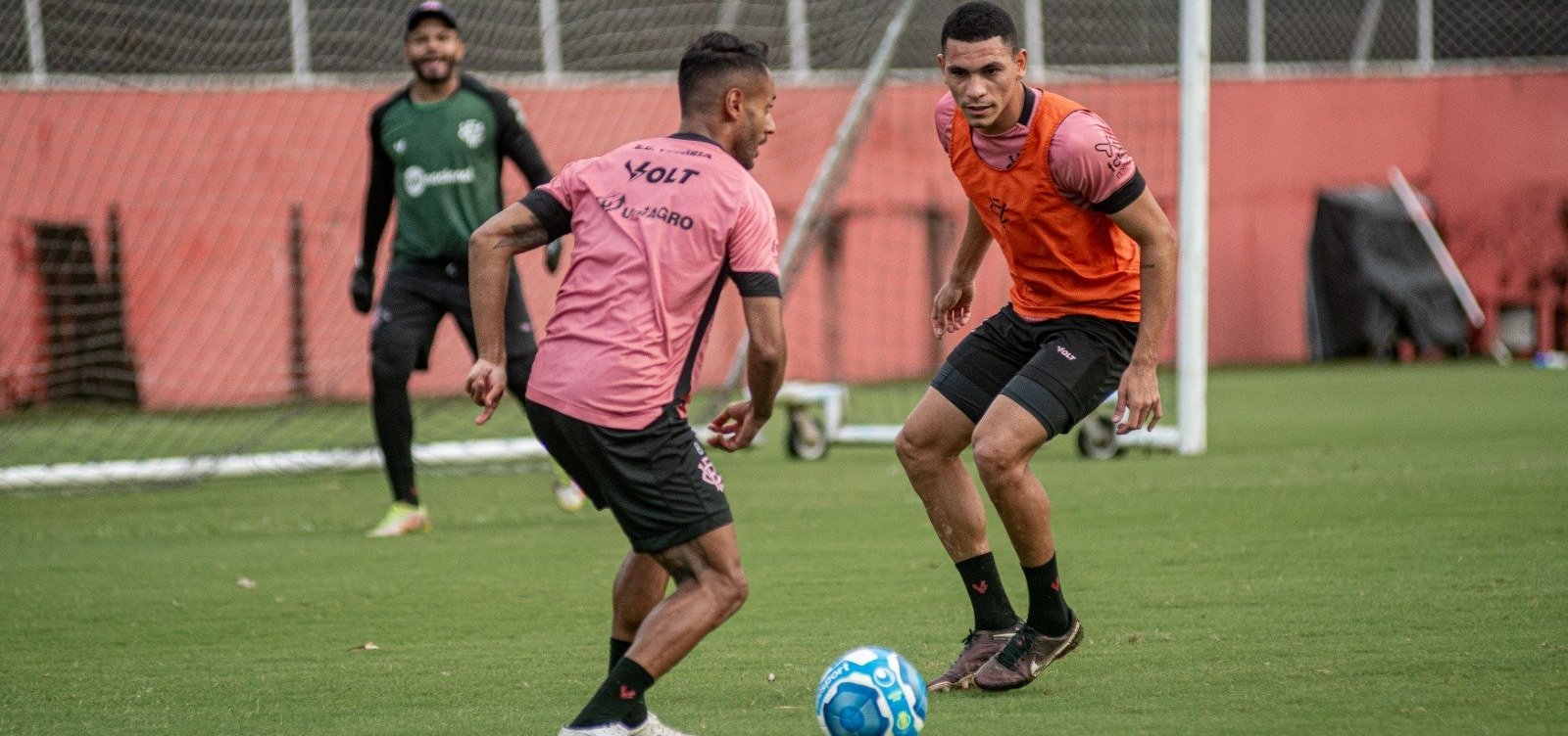 Para voltar à liderança da Série B, Vitória abre returno contra a Ponte Preta neste domingo