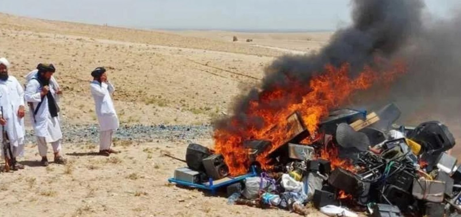 Talibã queima instrumentos musicais no Afeganistão e diz que música “causa corrupção moral”