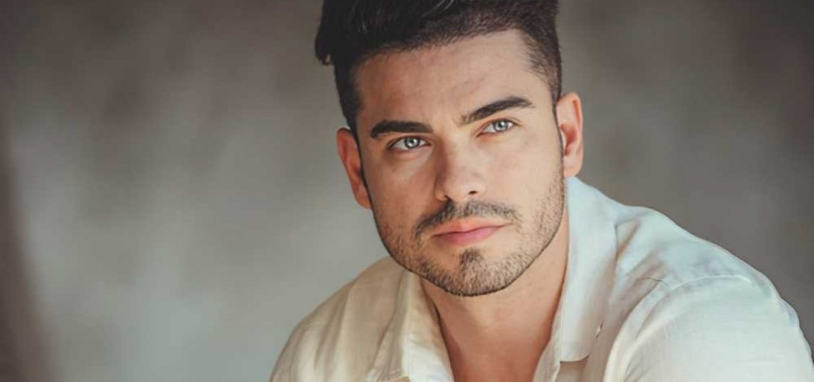 Sidney Sampaio destrói quarto de hotel e pula de janela em Copacabana